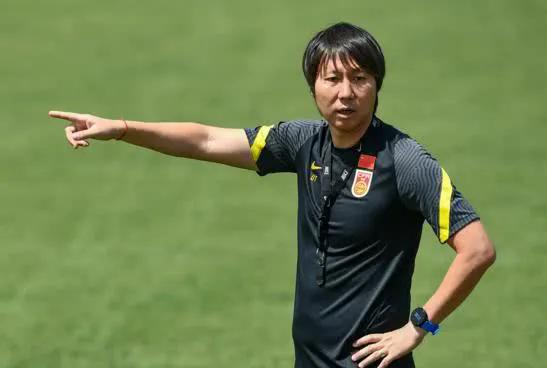 国足回应带较多行李，国足回应带较多行李的球员