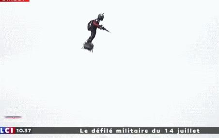 法国阅兵自己刀自己，法国阅兵拿斧头