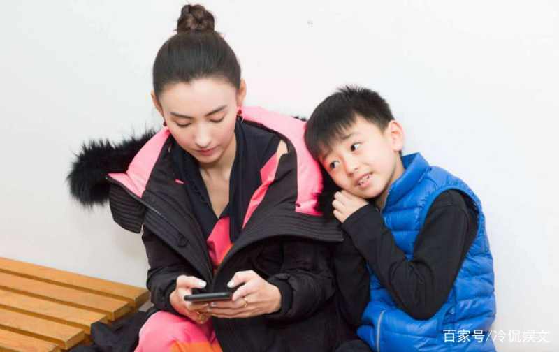 女孩撞脸张柏芝走红，女孩撞脸张柏芝走红毯视频