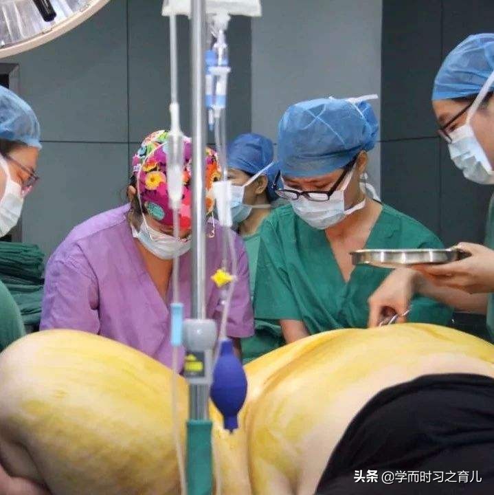 机上分娩女婴仅2斤，女子在飞机上生孩子
