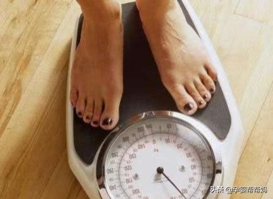 机上分娩女婴仅2斤，女子在飞机上生孩子