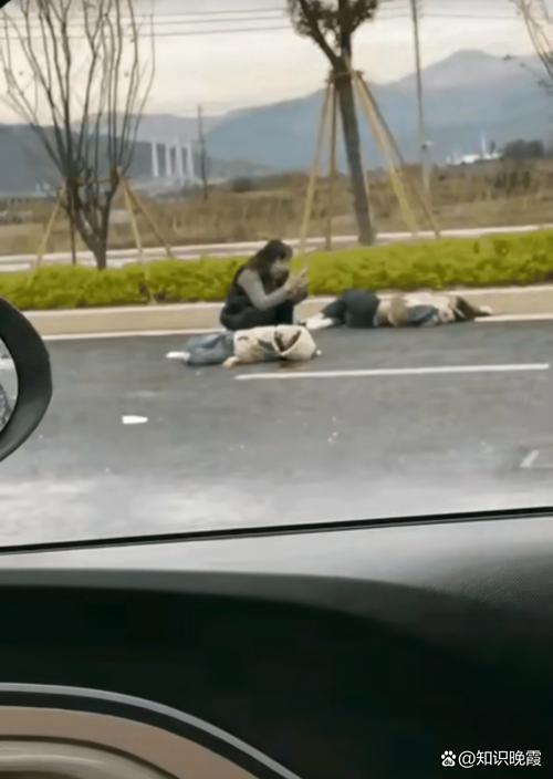 男童失手摔死女婴，小男孩被摔死