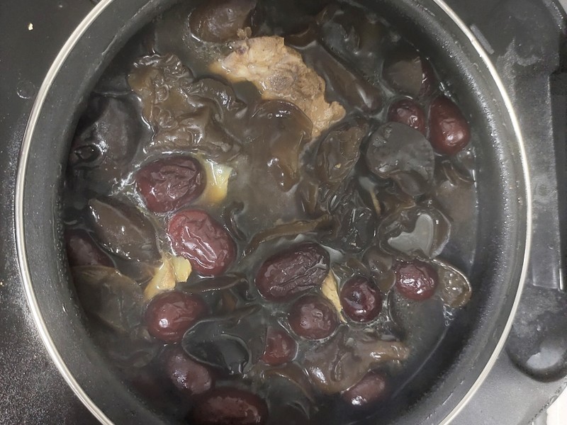 女孩和姥姥被浇高汤，