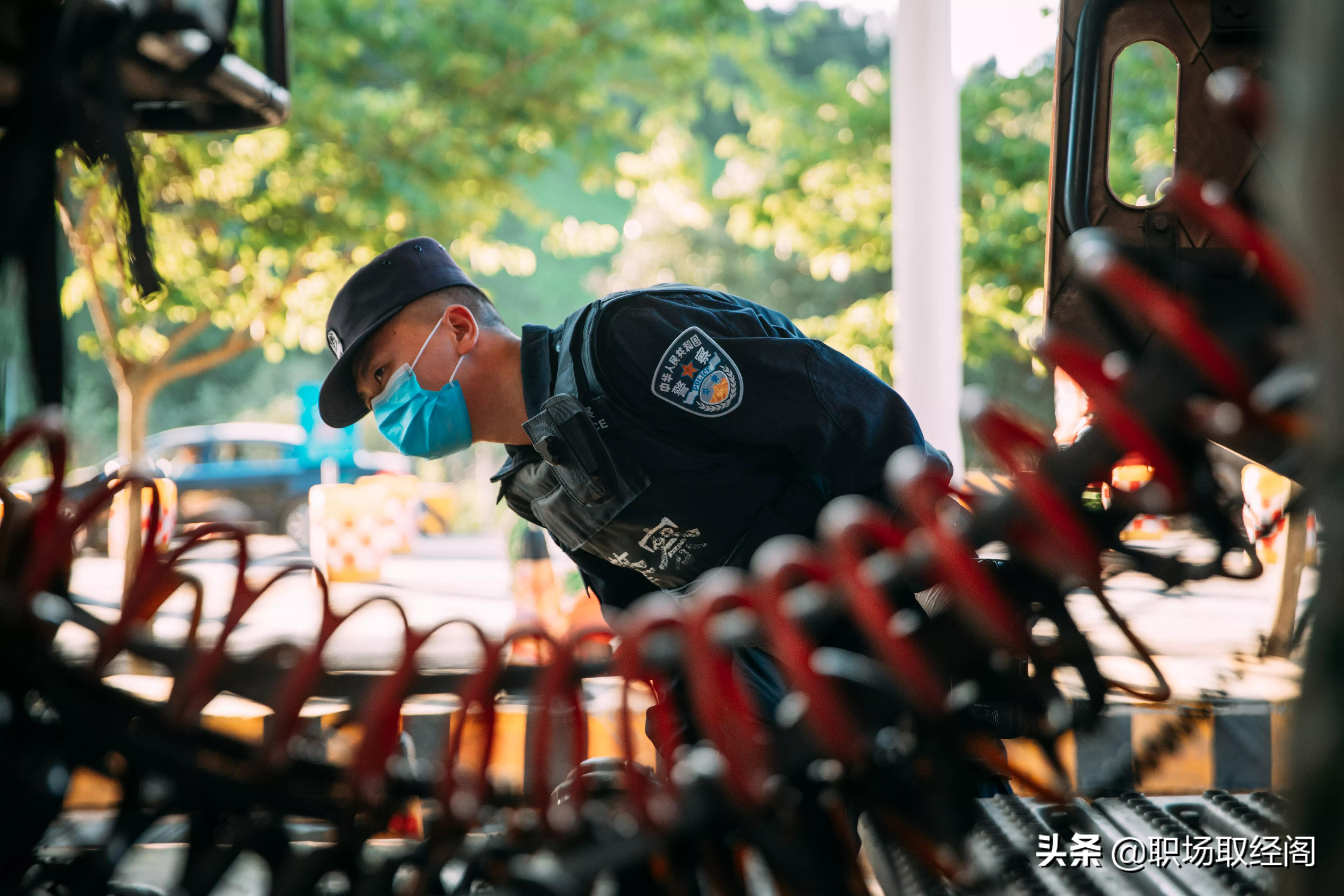 取390万柜员报警，柜台取30万