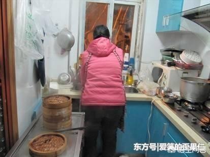 嘴含输液管陪女儿，输液管含嘴里