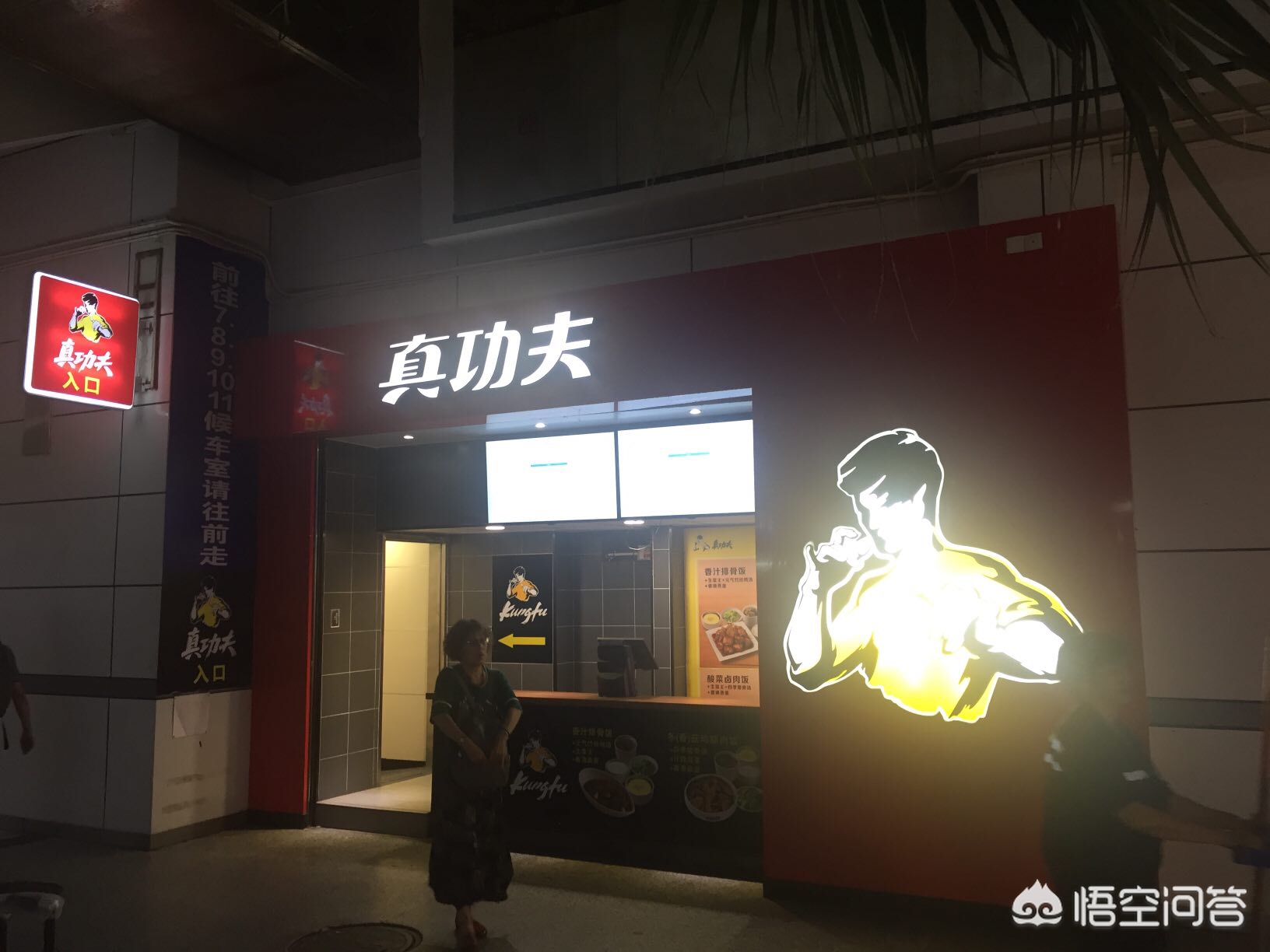 车站15元盒饭又火了，火车站盒饭多少钱