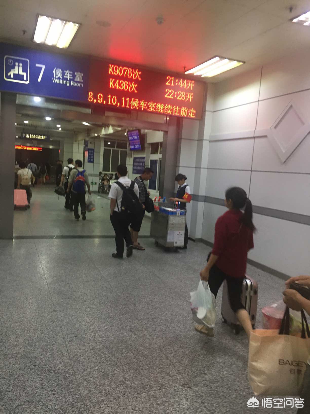 车站15元盒饭又火了，火车站盒饭多少钱