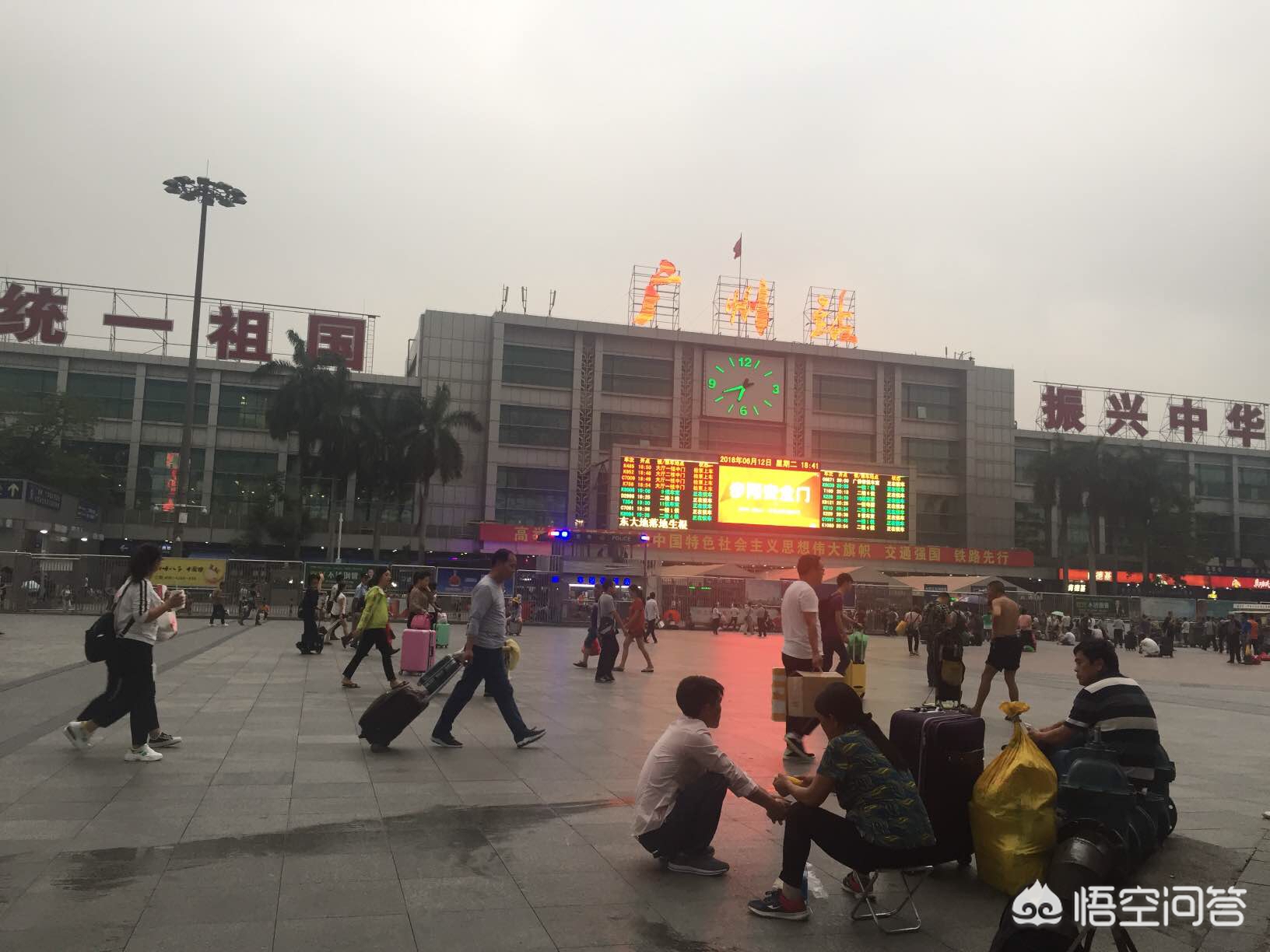 车站15元盒饭又火了，火车站盒饭多少钱