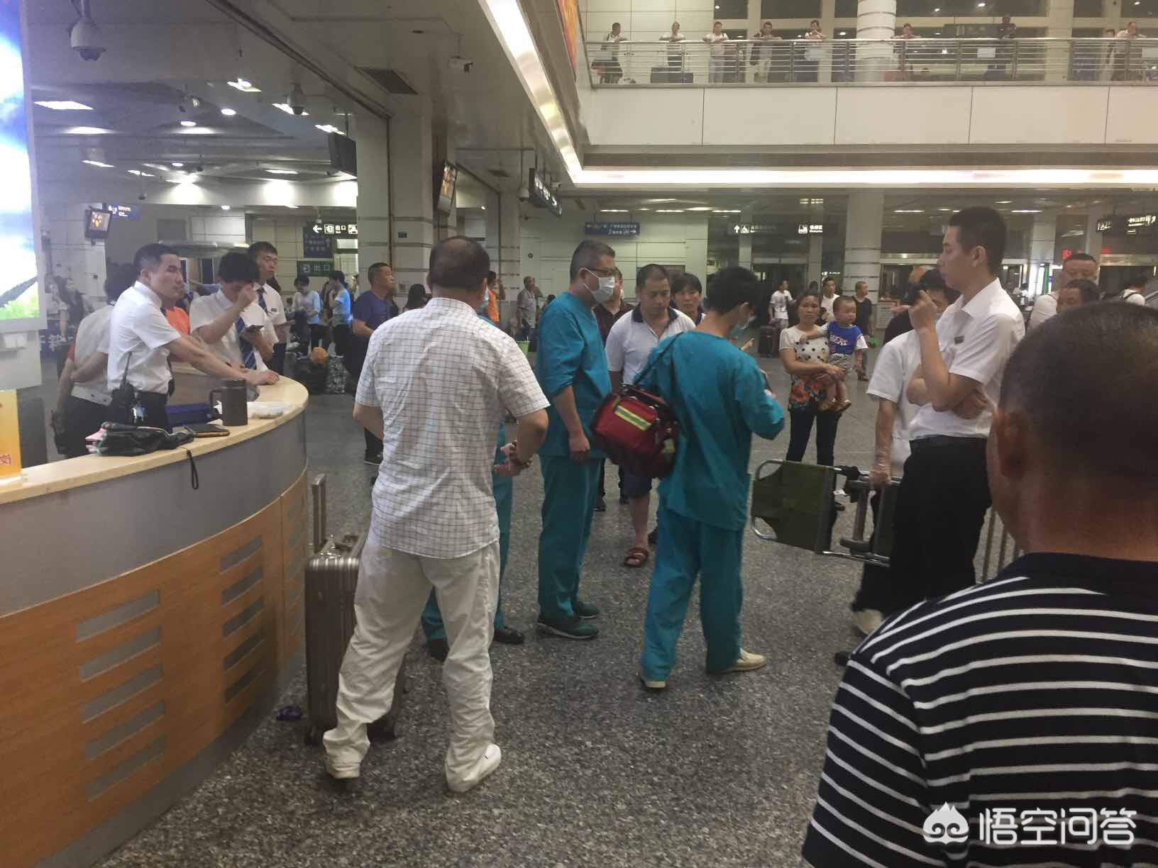 车站15元盒饭又火了，火车站盒饭多少钱