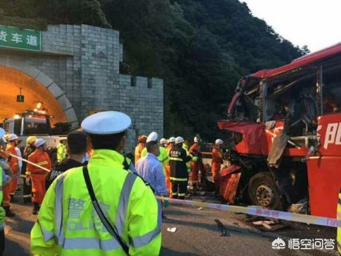 大巴坠河致1死44失踪，大巴坠河已致3死11失联