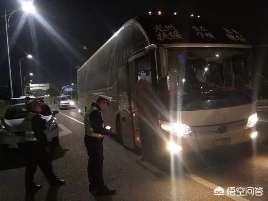 大巴坠河致1死44失踪，大巴坠河已致3死11失联