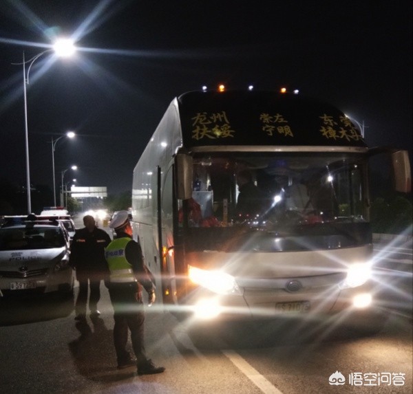 大巴坠河致1死44失踪，大巴坠河已致3死11失联