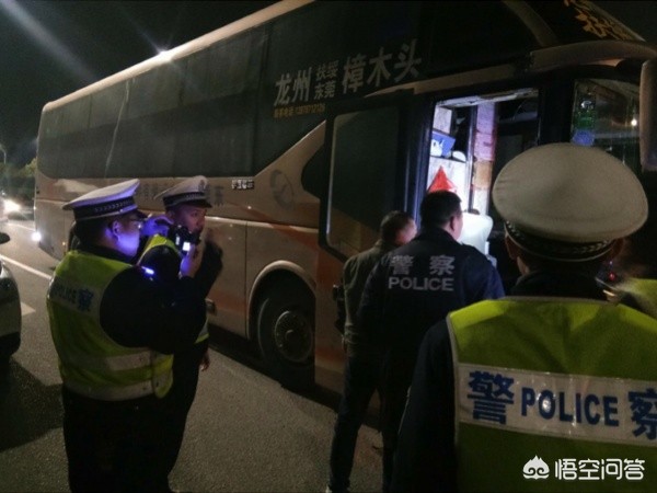 大巴坠河致1死44失踪，大巴坠河已致3死11失联