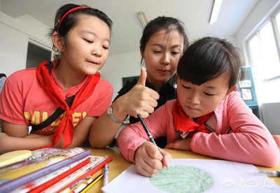 学生持凳砸向老师，学生持凳砸向老师犯法吗