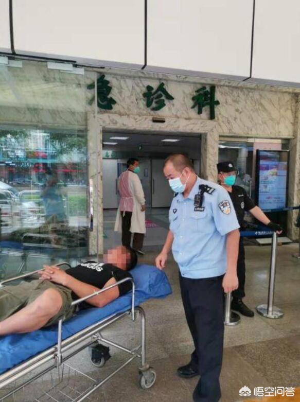 救助眼镜蛇反被咬伤，眼镜蛇被咬了有救吗