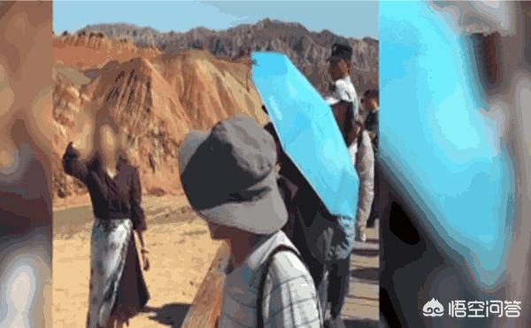 男子丹霞景区翻护栏，游客翻越护栏脚踩丹霞地貌拍照