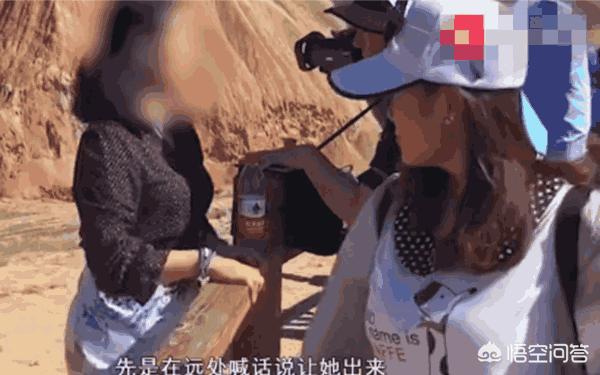 男子丹霞景区翻护栏，游客翻越护栏脚踩丹霞地貌拍照