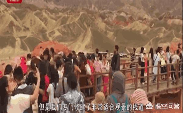 男子丹霞景区翻护栏，游客翻越护栏脚踩丹霞地貌拍照