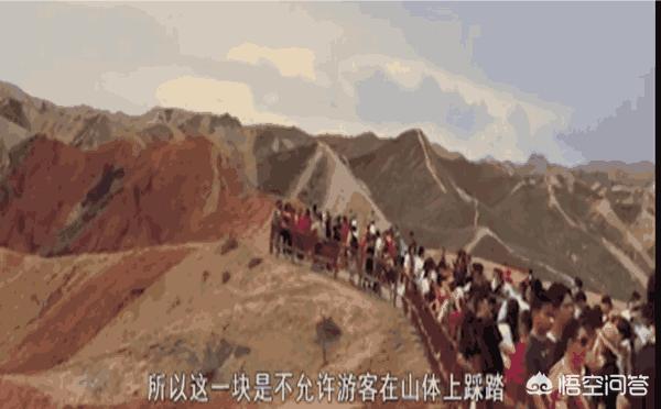 男子丹霞景区翻护栏，游客翻越护栏脚踩丹霞地貌拍照