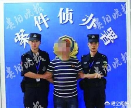 男子丹霞景区翻护栏，游客翻越护栏脚踩丹霞地貌拍照