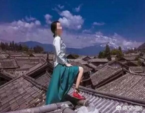 男子丹霞景区翻护栏，游客翻越护栏脚踩丹霞地貌拍照