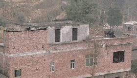 站桥梁跳水护栏倒塌，一脚桥栏杆倒塌视频