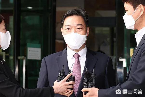 和女友内幕交易被拘，