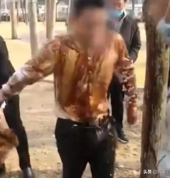 新郎被泼酱油和啤酒，新郎被泼酱油和啤酒视频