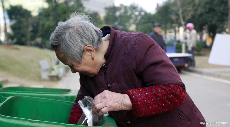 翻10吨垃圾找回10万，翻9吨垃圾找回金饰