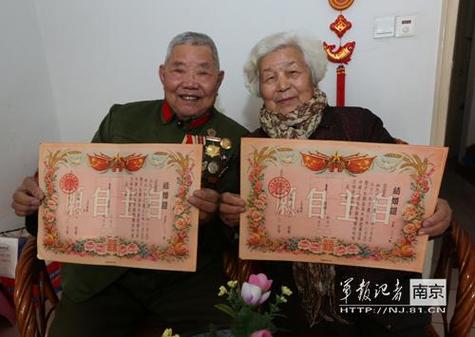 老夫妇扎堆领结婚证，老夫妇扎堆领结婚证视频