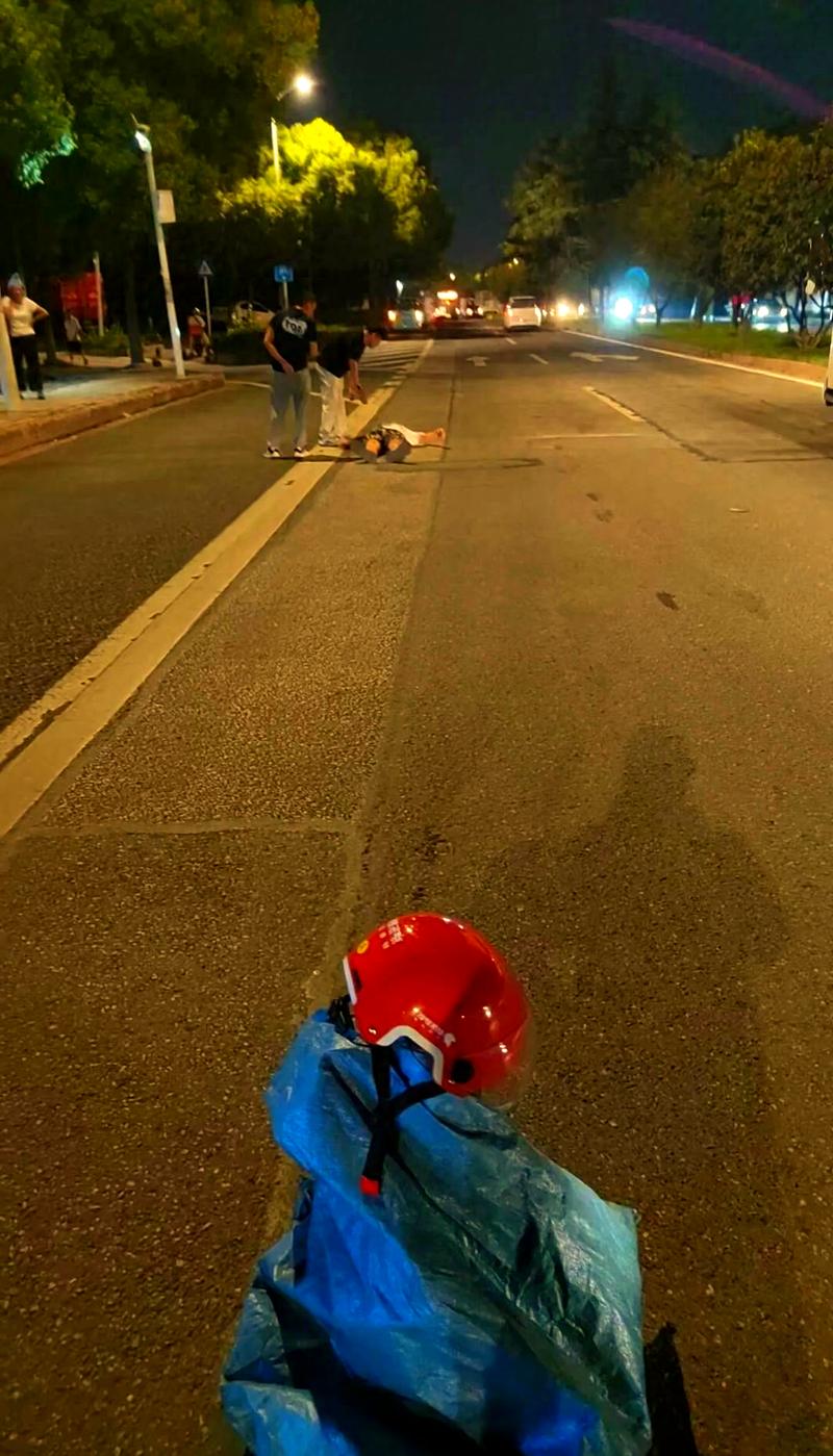 外卖小哥救轻生情侣，外卖小哥救轻生情侣视频