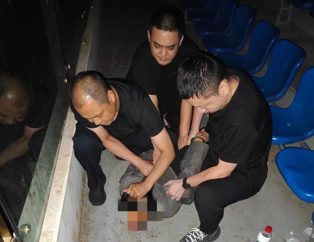 藏快递箱入室抢金器，快递入室抢劫