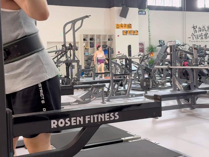 深蹲2000次险丧命，深蹲突破200kg