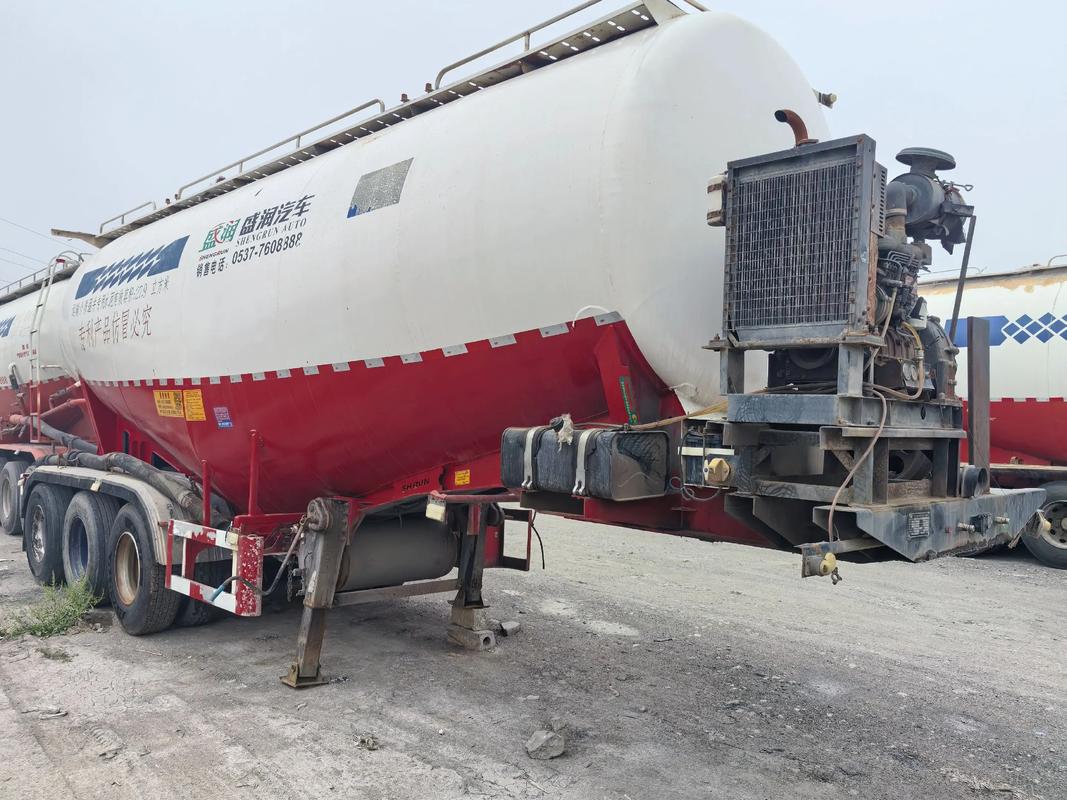 水泥罐车冲出高速路，水泥罐车冲出高速路怎么处罚