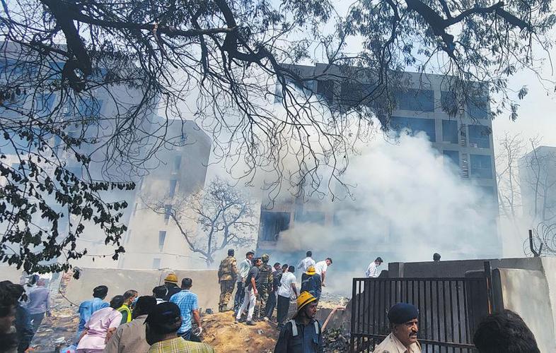 印汽车爆炸致超10死，印度汽车遭吞没