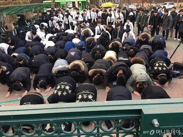 韩学生向高考者磕头 ，韩国高考跪拜
