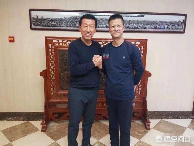 韩学生向高考者磕头 ,韩国高考跪拜 韩学生向高考者磕头 ,韩国高考跪拜