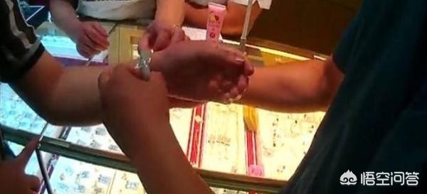 试戴手镯顾客赔100,试戴手镯顾客赔100块钱 试戴手镯顾客赔100,试戴手镯顾客赔100块钱