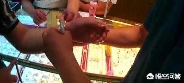 试戴手镯顾客赔100,试戴手镯顾客赔100块钱 试戴手镯顾客赔100,试戴手镯顾客赔100块钱