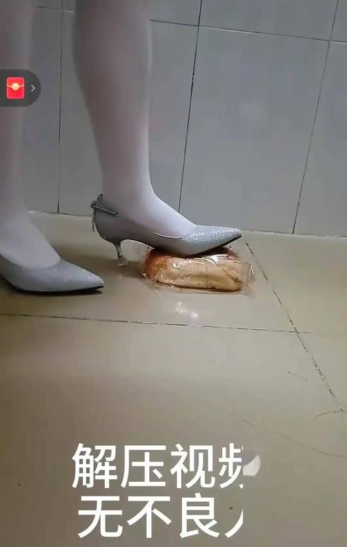 男子偷邻居旧鞋被抓，男子偷邻居旧鞋被抓了