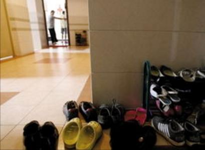 男子偷邻居旧鞋被抓,男子偷邻居旧鞋被抓了 男子偷邻居旧鞋被抓,男子偷邻居旧鞋被抓了