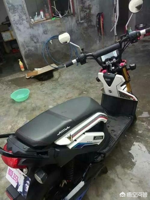 电瓶车180度翻转倒地,电瓶车180度翻转倒地怎么回事 电瓶车180度翻转倒地,电瓶车180度翻转倒地怎么回事