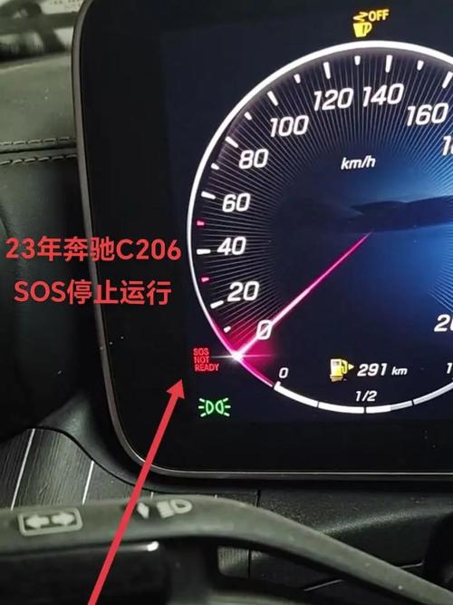 奔驰车高速失控飞跃，奔驰车高速失控飞跃怎么回事