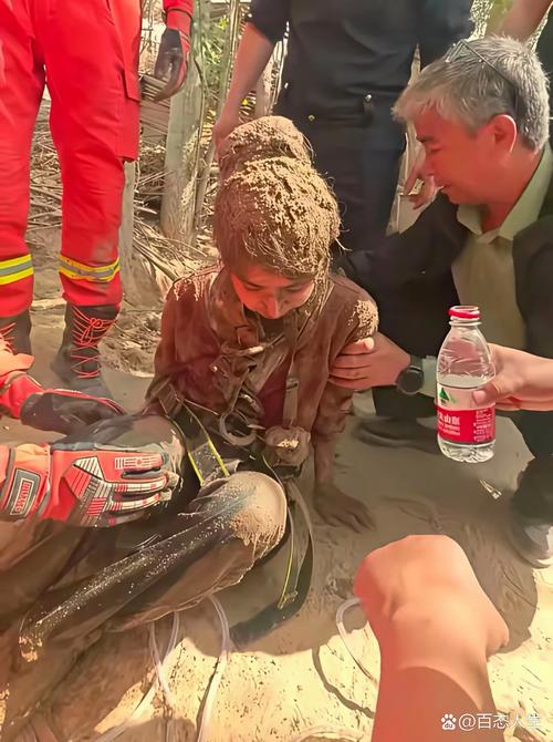 13岁女孩冰河里救人，13岁救小女孩