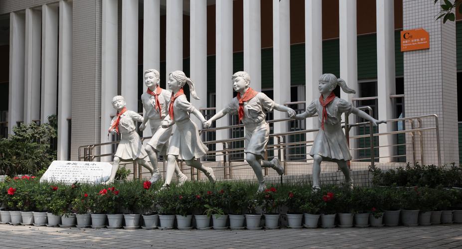 学校为全红婵立雕像，全红婵的学校