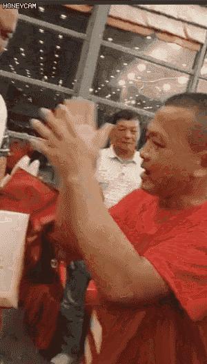 学校为全红婵立雕像，全红婵的学校