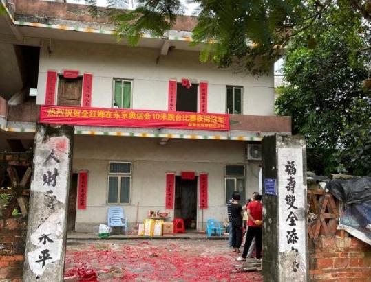 学校为全红婵立雕像，全红婵的学校