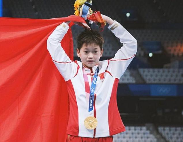 学校为全红婵立雕像，全红婵的学校