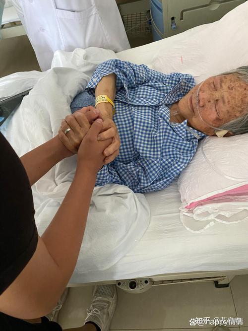 老人为保护妻子身亡,