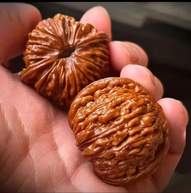 盘4年的核桃是塑料，盘四年的核桃